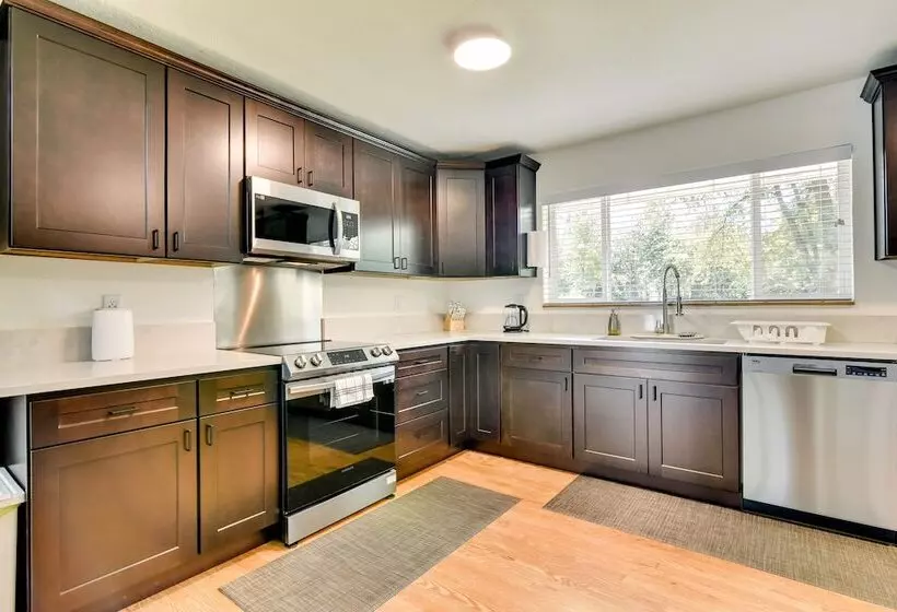 6 Mi To Portland: Home W/ Yard In Beaverton!