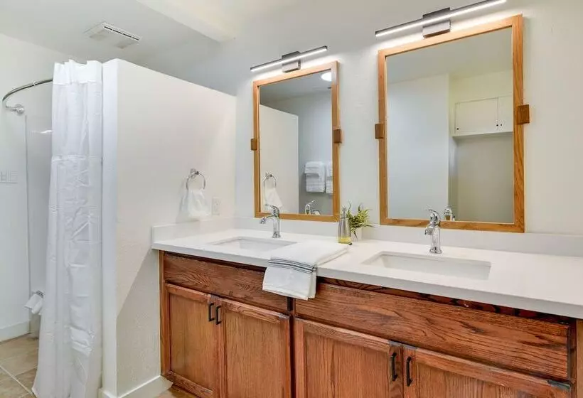 6 Mi To Portland: Home W/ Yard In Beaverton!