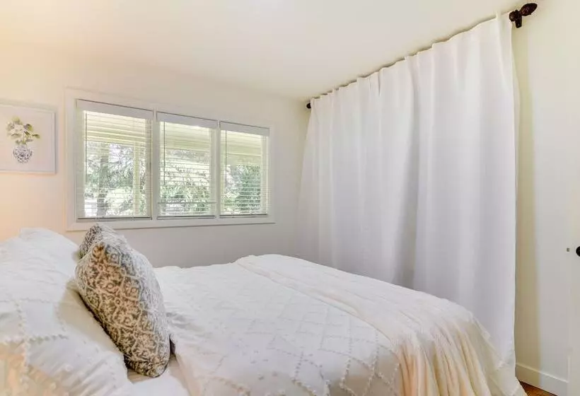 6 Mi To Portland: Home W/ Yard In Beaverton!