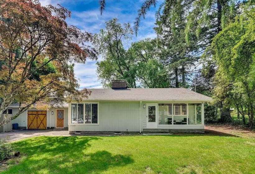 6 Mi To Portland: Home W/ Yard In Beaverton!