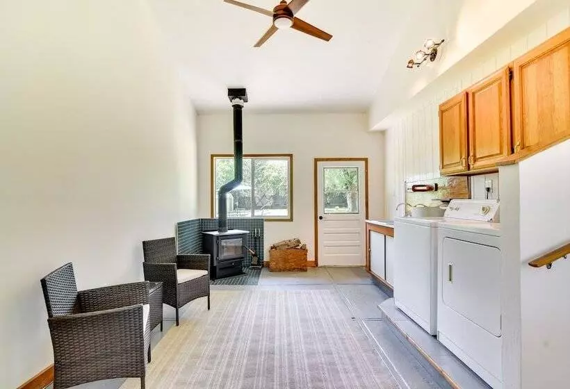 6 Mi To Portland: Home W/ Yard In Beaverton!