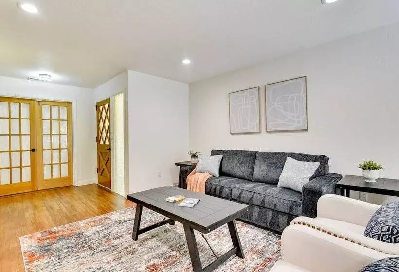 6 Mi To Portland: Home W/ Yard In Beaverton!