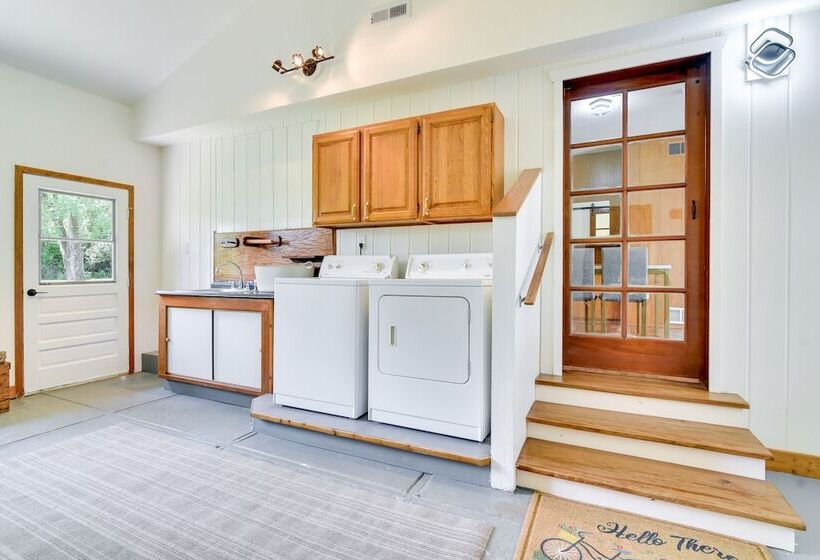 6 Mi To Portland: Home W/ Yard In Beaverton!