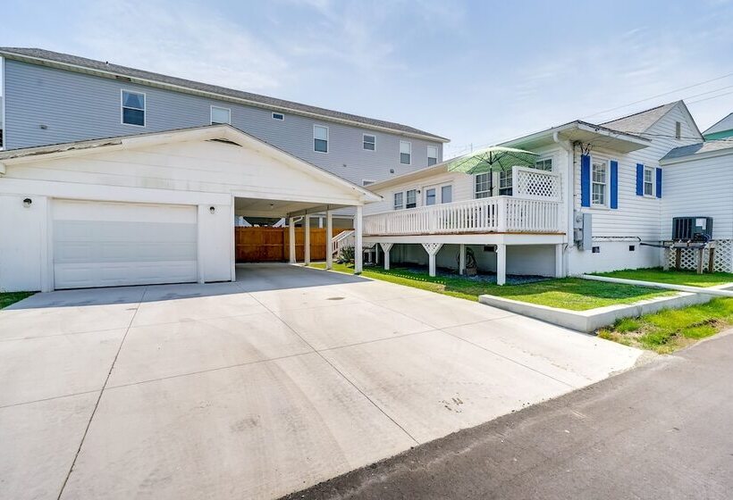 Carolina Beach Home W/ Private Deck: Walk To Shore