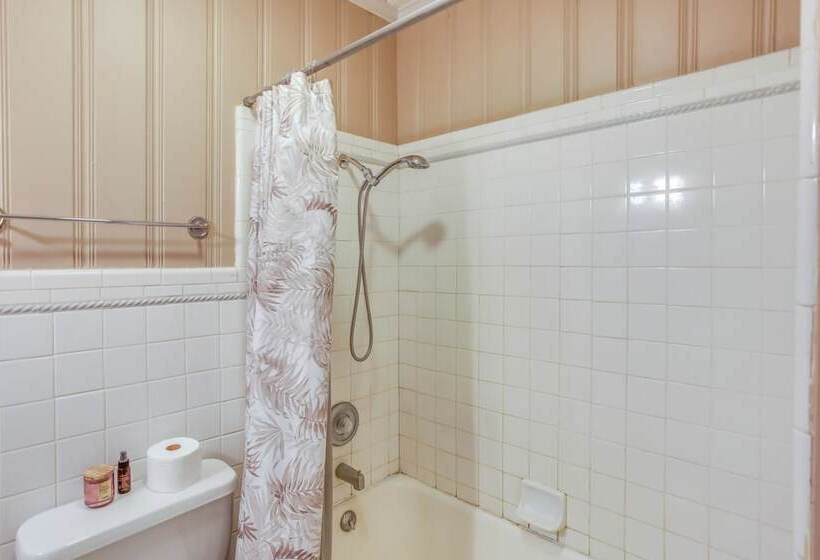 Carolina Beach Home W/ Private Deck: Walk To Shore