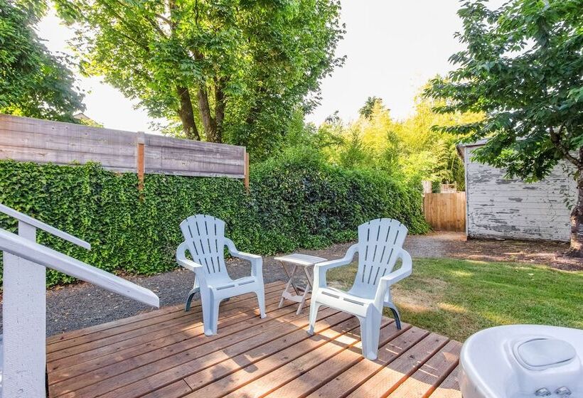 Charming Eugene Retreat: Private Hot Tub & Yard!