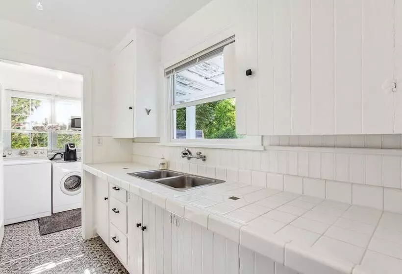 Charming Eugene Retreat: Private Hot Tub & Yard!