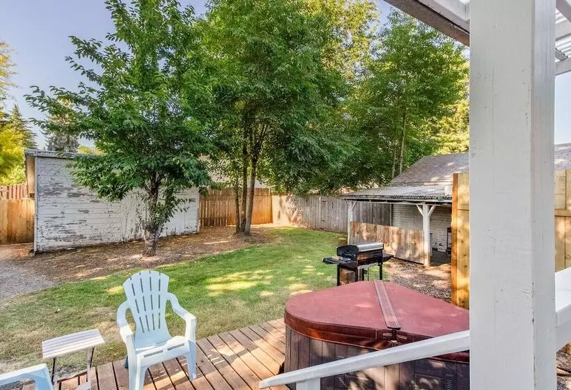 Charming Eugene Retreat: Private Hot Tub & Yard!