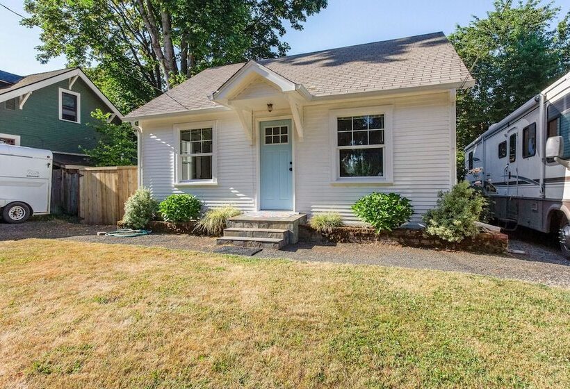 Charming Eugene Retreat: Private Hot Tub & Yard!