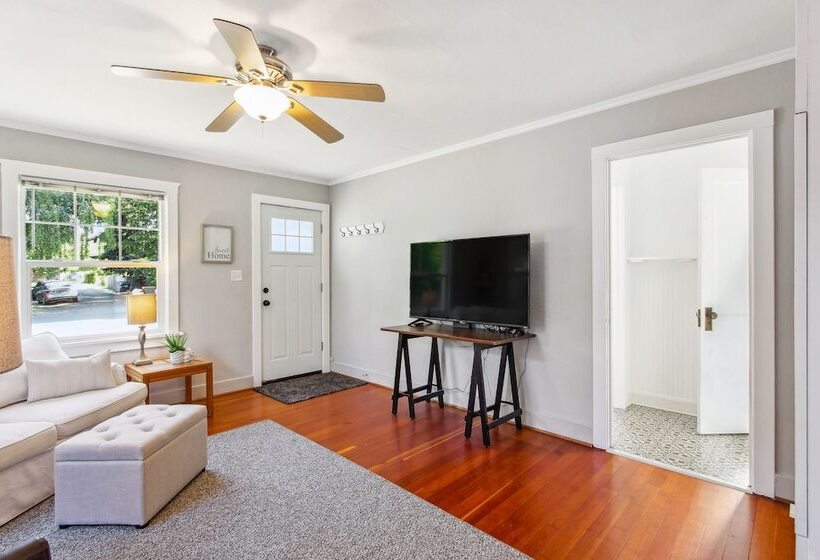 Charming Eugene Retreat: Private Hot Tub & Yard!