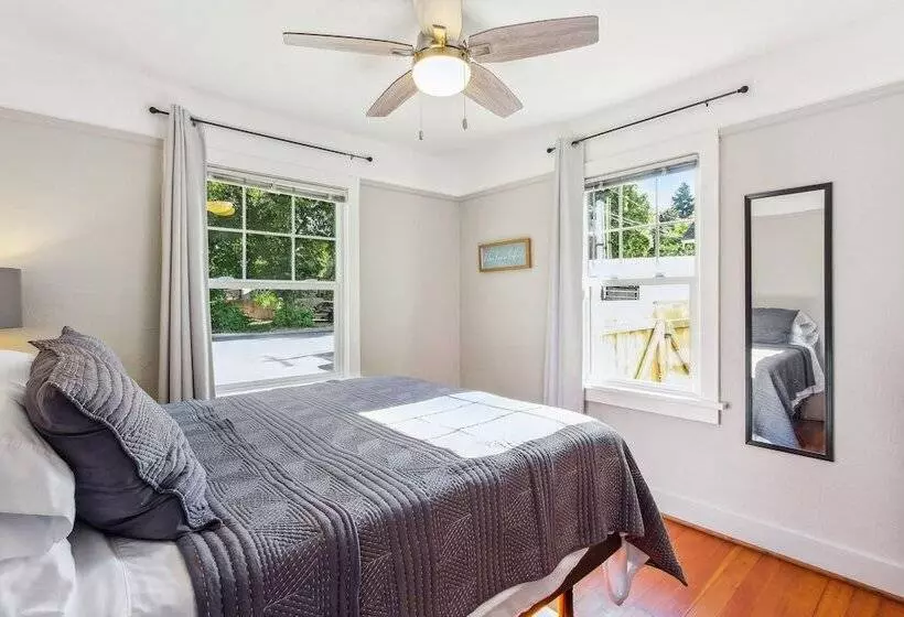 Charming Eugene Retreat: Private Hot Tub & Yard!