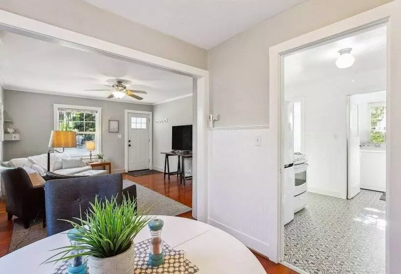 Charming Eugene Retreat: Private Hot Tub & Yard!