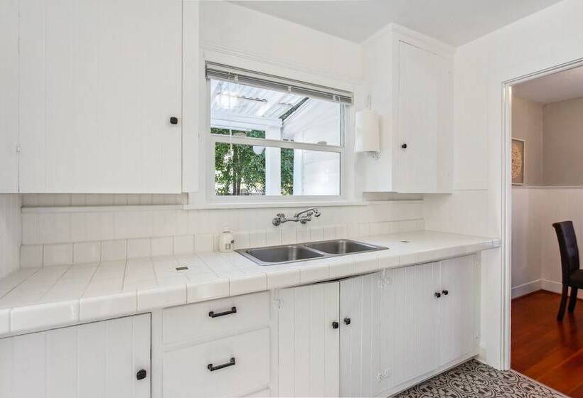 Charming Eugene Retreat: Private Hot Tub & Yard!