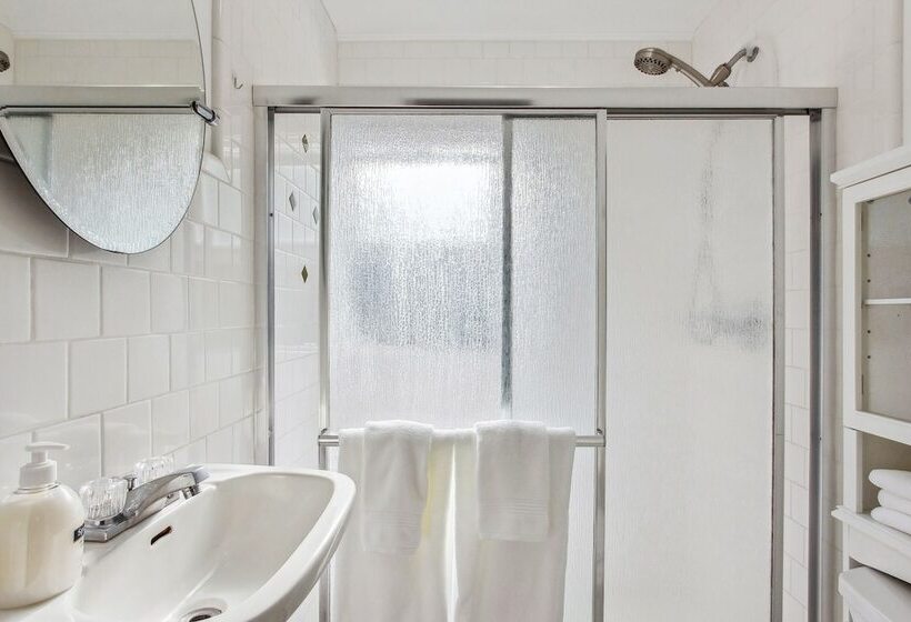 Charming Eugene Retreat: Private Hot Tub & Yard!