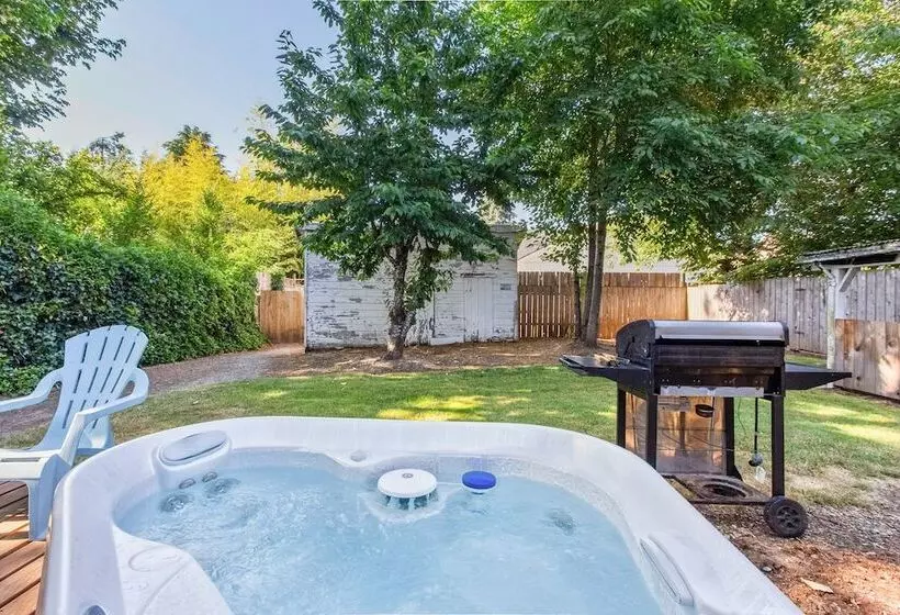 Charming Eugene Retreat: Private Hot Tub & Yard!