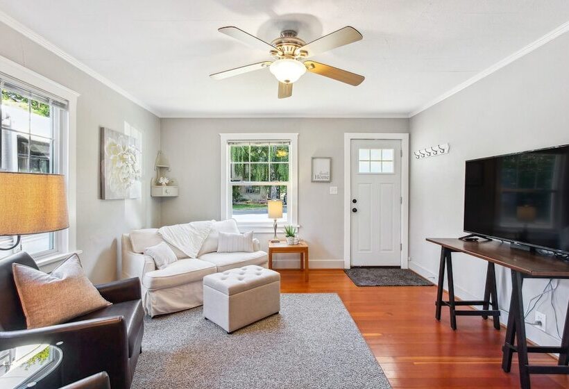 Charming Eugene Retreat: Private Hot Tub & Yard!