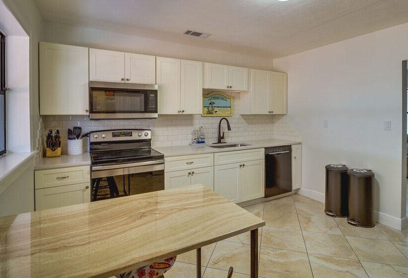 Melbourne Escape W/ Screened Patio, Near Beaches!