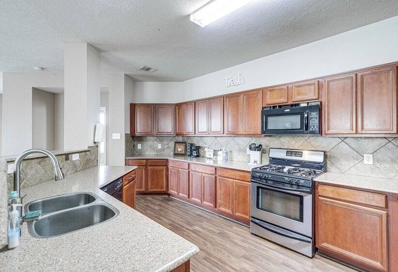 Spacious Houston Home W/ Pool Access, Fenced Yard!