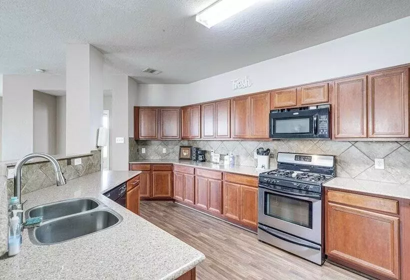 Spacious Houston Home W/ Pool Access, Fenced Yard!