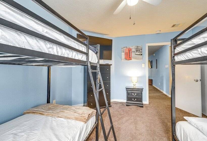 Spacious Houston Home W/ Pool Access, Fenced Yard!