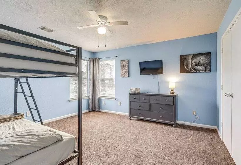 Spacious Houston Home W/ Pool Access, Fenced Yard!