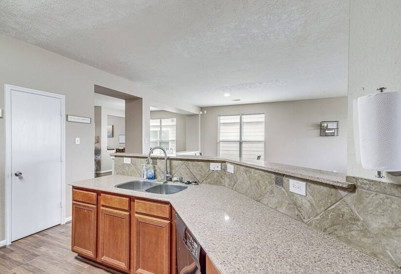 Spacious Houston Home W/ Pool Access, Fenced Yard!