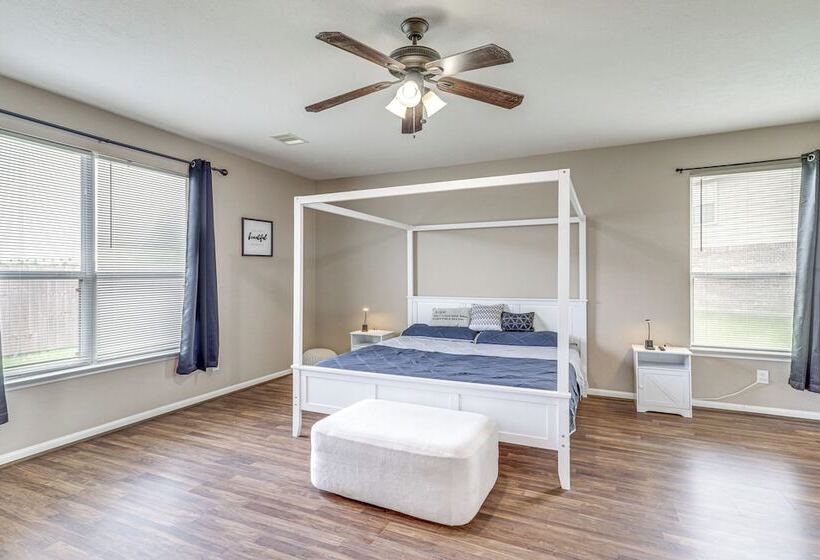 Spacious Houston Home W/ Pool Access, Fenced Yard!