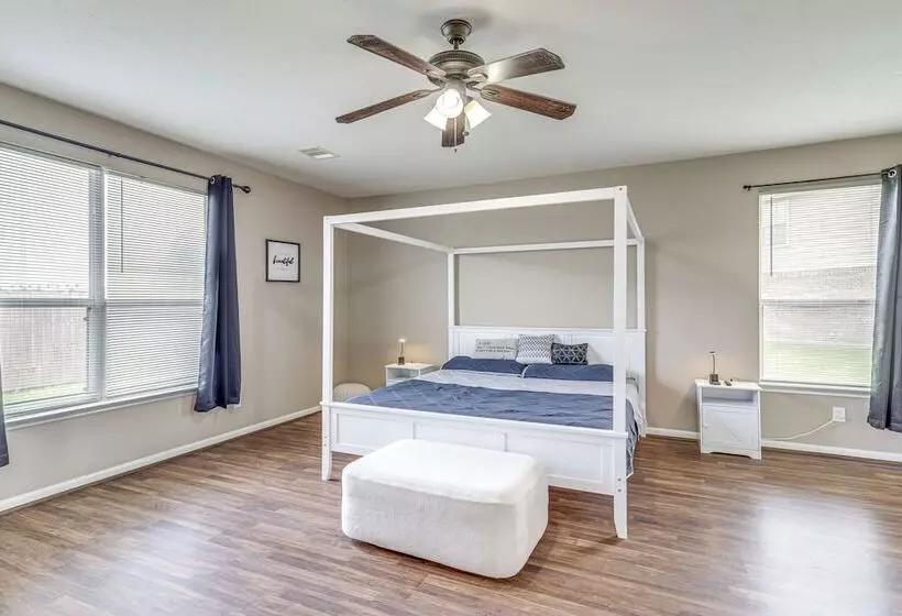 Spacious Houston Home W/ Pool Access, Fenced Yard!