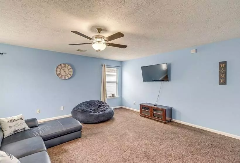 Spacious Houston Home W/ Pool Access, Fenced Yard!