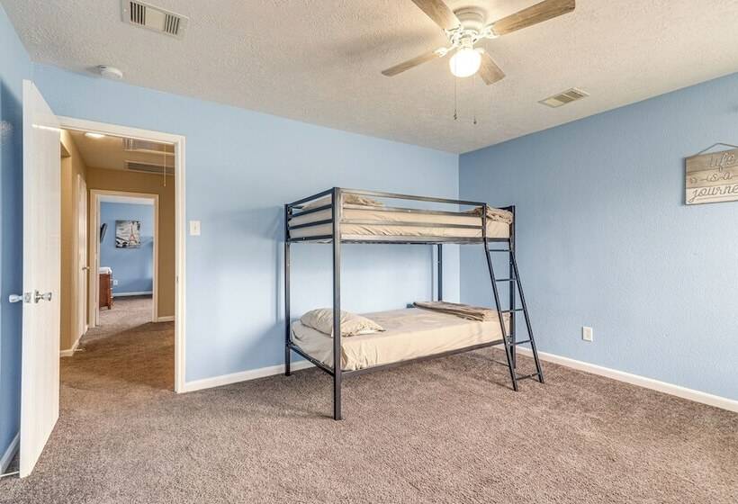 Spacious Houston Home W/ Pool Access, Fenced Yard!