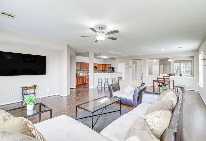 Spacious Houston Home W/ Pool Access, Fenced Yard!