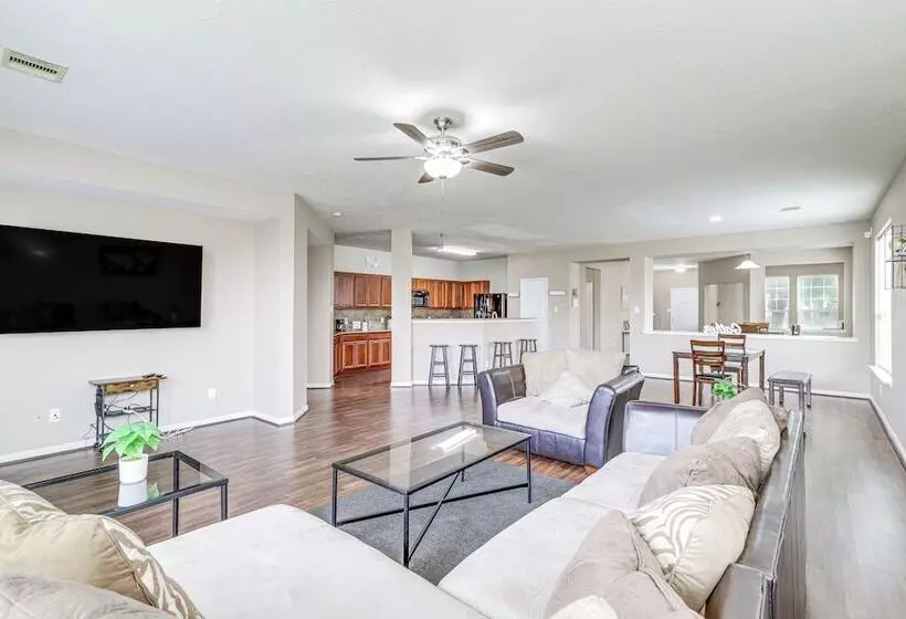 Spacious Houston Home W/ Pool Access, Fenced Yard!