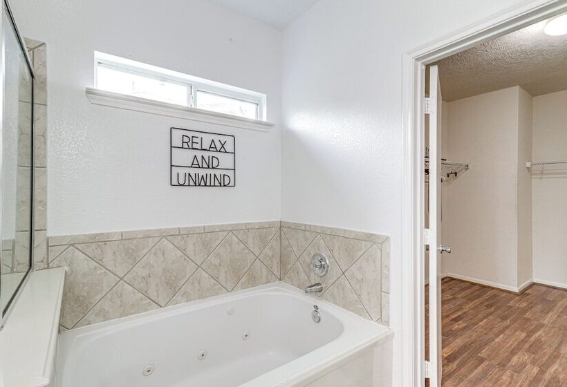 Spacious Houston Home W/ Pool Access, Fenced Yard!