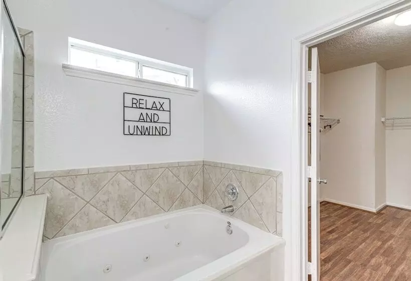 Spacious Houston Home W/ Pool Access, Fenced Yard!