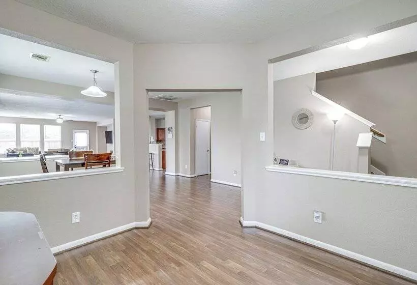 Spacious Houston Home W/ Pool Access, Fenced Yard!