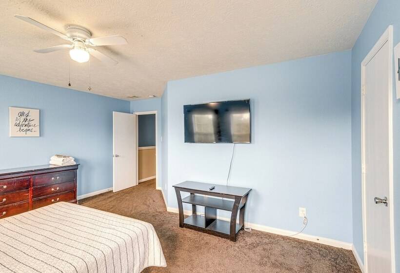 Spacious Houston Home W/ Pool Access, Fenced Yard!