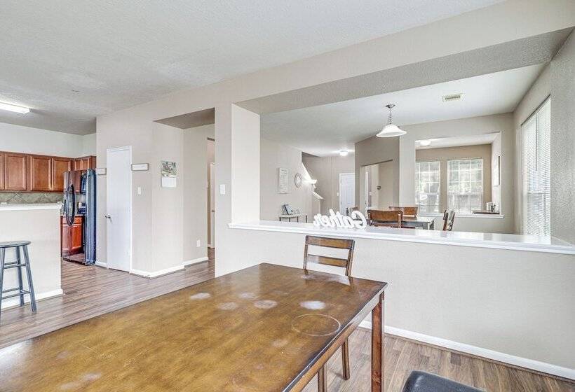 Spacious Houston Home W/ Pool Access, Fenced Yard!