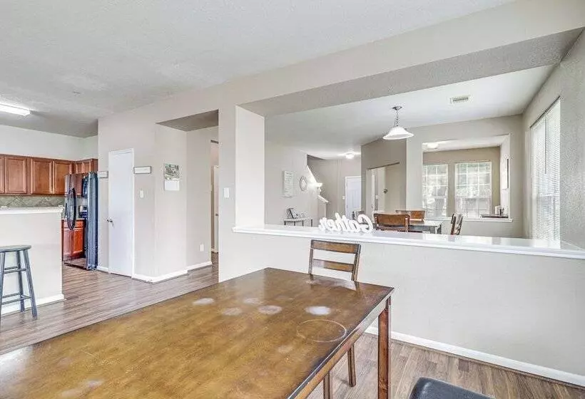 Spacious Houston Home W/ Pool Access, Fenced Yard!