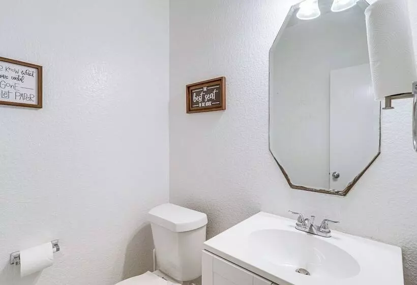 Spacious Houston Home W/ Pool Access, Fenced Yard!