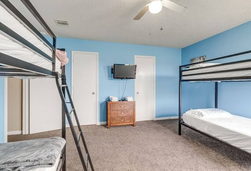 Spacious Houston Home W/ Pool Access, Fenced Yard!