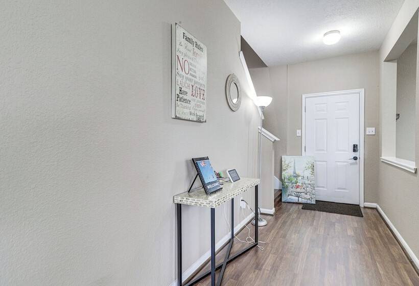 Spacious Houston Home W/ Pool Access, Fenced Yard!