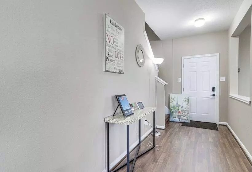 Spacious Houston Home W/ Pool Access, Fenced Yard!