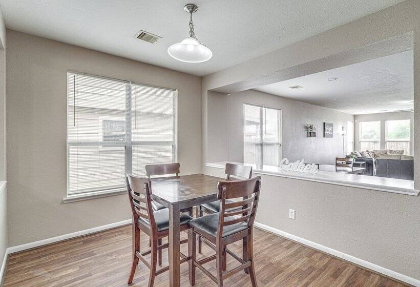 Spacious Houston Home W/ Pool Access, Fenced Yard!