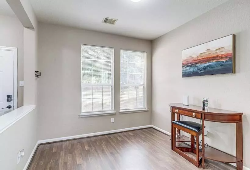 Spacious Houston Home W/ Pool Access, Fenced Yard!