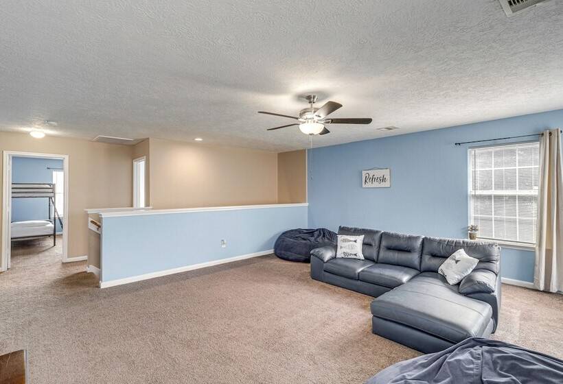 Spacious Houston Home W/ Pool Access, Fenced Yard!