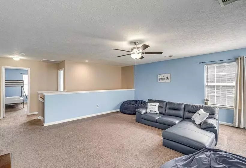 Spacious Houston Home W/ Pool Access, Fenced Yard!