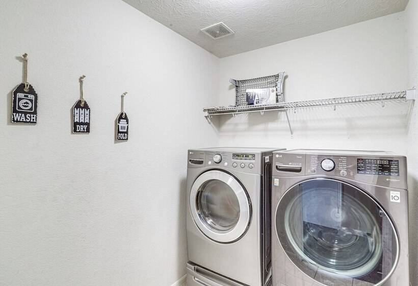 Spacious Houston Home W/ Pool Access, Fenced Yard!