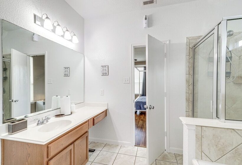 Spacious Houston Home W/ Pool Access, Fenced Yard!