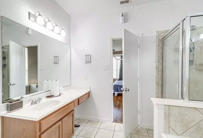 Spacious Houston Home W/ Pool Access, Fenced Yard!