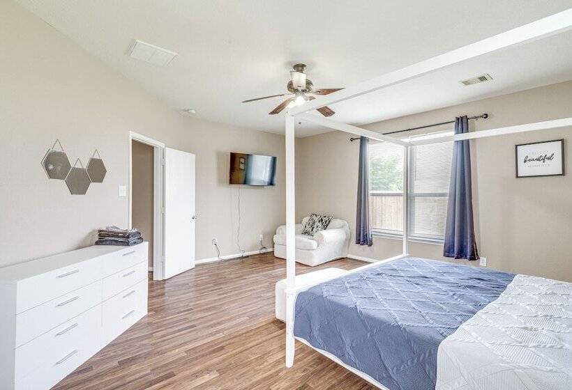 Spacious Houston Home W/ Pool Access, Fenced Yard!